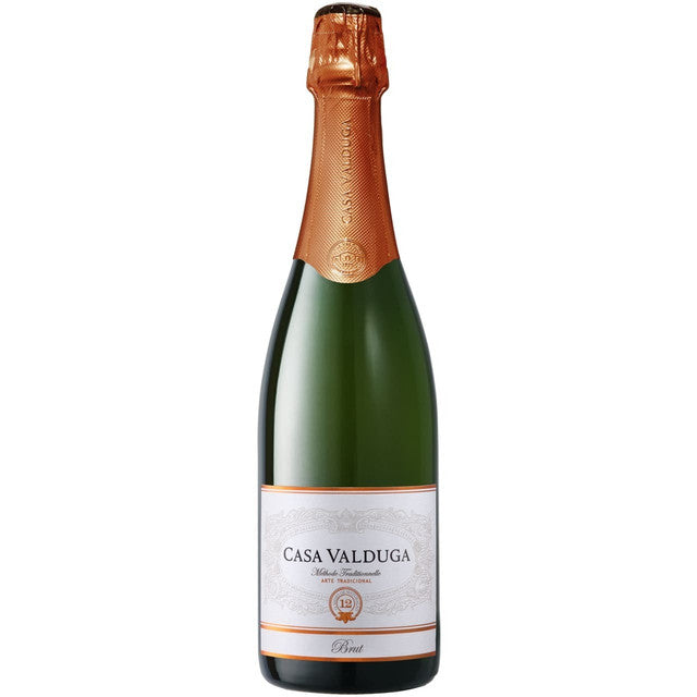 A classis union of 60% Chardonnay and 40% Pinot Noir. In the glass the wine presents a fine and persistent bubble. Inviting aromas of tropical fruit and toasted bread are present.