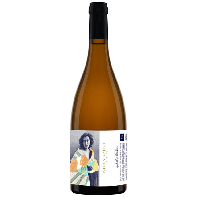 SUZY is a surprising, pure and elegant. The palate is straightforward and gives way to pleasant roundness with citrus, apple and peach flavours.